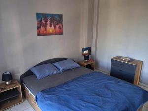 A bed or beds in a room at Sabine