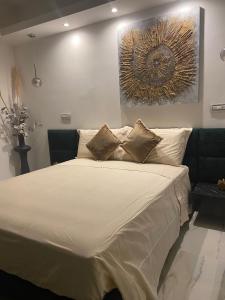 1 dormitorio con 1 cama grande con sábanas y almohadas blancas en Coni Apartment, en Lecce