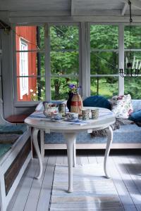 una mesa blanca en una habitación con ventana en Henneviken BnB en Ed