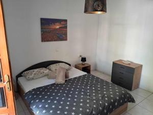 A bed or beds in a room at Sabine