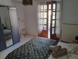 A bed or beds in a room at Sabine