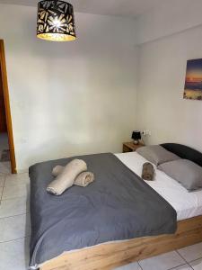 A bed or beds in a room at Sabine