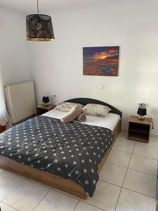 A bed or beds in a room at Sabine