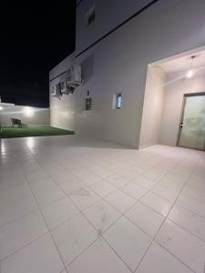 Habitación con suelo blanco y banco en شقق جدة دستنيشن en Yeda