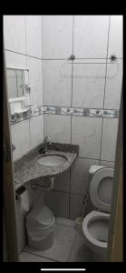 ウベルランジアにあるPousada Econômicaのバスルーム(洗面台、トイレ付)