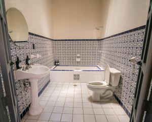 y baño con aseo y lavamanos. en Coliving Chingon, en Guadalajara