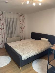 una camera con un grande letto di Gemütliche Wohnung im Ortskern a Eichendorf