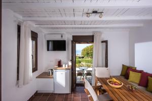 ein Wohnzimmer mit einem Sofa und einem Tisch in der Unterkunft Little Seaside Villa in Hersonissos in Hersonissos