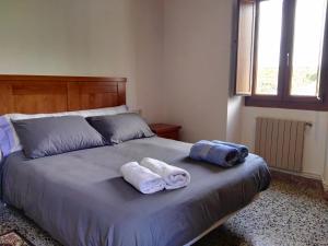 2 toallas en una cama en un dormitorio en CASA RURAL ACANTILADOS DE PAPEL, en Morás