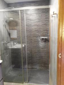 eine Dusche mit Glastür im Bad in der Unterkunft CASA RURAL ACANTILADOS DE PAPEL in Morás
