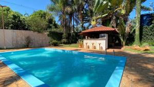 - une piscine dans une cour avec un kiosque dans l'établissement Reserve Temporada - Chácara 01, à Olímpia