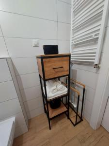 een kleine plank met een lade in de badkamer bij Apartament Śnieżka in Karpacz