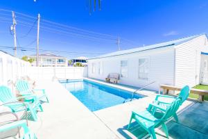 Kolam renang di atau dekat dengan Suns Out Steps to Beach w Private Pool in Cherry Grove