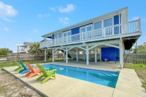 ein Haus mit einer Terrasse und einem Pool in der Unterkunft Beach Energy in Gulf Shores