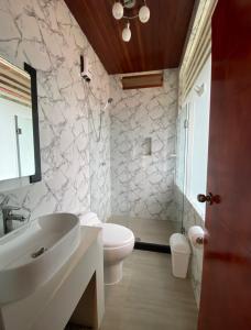 a bathroom with a sink and a toilet at Green Paradise Bungalows in Las Palmas