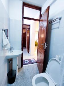 uma casa de banho com um WC e um lavatório em The Crooner Lounge em Nairobi