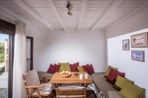 ein Wohnzimmer mit einem Sofa und einem Tisch in der Unterkunft Little Seaside Villa in Hersonissos in Hersonissos
