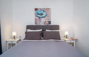 ein Schlafzimmer mit einem Bett mit einem blauen Blumengemälde an der Wand in der Unterkunft Studio für 2 Personen ca 35 qm in Vodice, Dalmatien Norddalmatien in Vodice