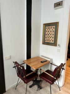 einen Tisch und zwei Stühle in einem Zimmer in der Unterkunft VOLGAİSTANBUL in Istanbul