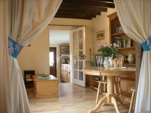 een woonkamer met een tafel en een raam bij Ferienhaus für 2 Personen ca 50 qm in Stokeinteignhead, England Südküste von England in Stokeinteignhead