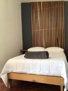 سرير أو أسرّة في غرفة في FINCA SAN ANTONIO