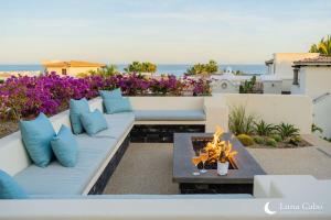 聖何塞德爾卡沃的住宿－Luxe Oceanview Villa with Pool Hot Tub BBQ and Fire Pit，一个带沙发和火坑的庭院