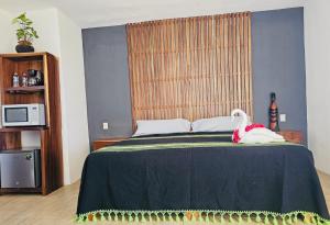 سرير أو أسرّة في غرفة في FINCA SAN ANTONIO