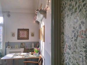 uma cozinha com uma mesa num quarto com papel de parede em Ferienwohnung für 4 Personen ca 48 qm in London, England South East England em Londres