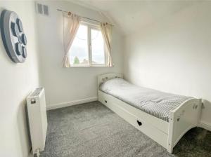 - une petite chambre avec un lit et une fenêtre dans l'établissement Hardwick house, à Streetly