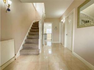 un couloir avec un escalier dans une maison dans l'établissement Hardwick house, à Streetly