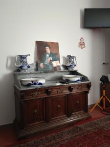 a wooden sink with a picture of a man on it at La Maison Rouge in Crespellano