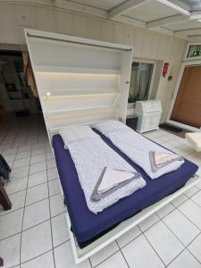 uma cama com toalhas num quarto em Waldoase im Herzen des Teutoburger Waldes - Handwerker auf Anfrage em Bad Iburg