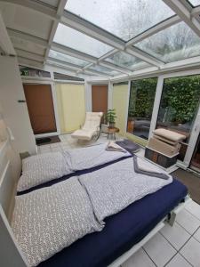 um quarto com 2 camas e um tecto de vidro em Waldoase im Herzen des Teutoburger Waldes - Handwerker auf Anfrage em Bad Iburg