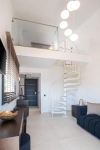 uma sala de estar com uma escada e um sofá azul em Alexandrion Appartements Down Town em Sarti