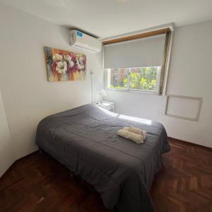 1 dormitorio con 1 cama en una habitación con ventana en Torre Agora en Córdoba