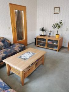 un soggiorno con tavolino e divano di Villa an der Wetterstation a Tabarz