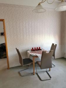 tavolo e sedie in una stanza con tavolo e sedie di Villa an der Wetterstation a Tabarz