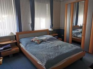 una camera con un letto con due cuscini sopra di Villa an der Wetterstation a Tabarz