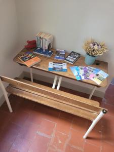 een tafel met een bank en boeken erop bij L'appartement des Arènes - Nîmes in Nîmes