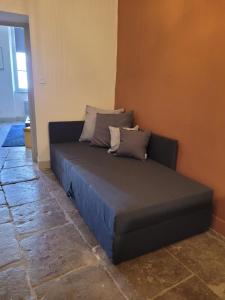 een bed in de hoek van een kamer bij L'appartement des Arènes - Nîmes in Nîmes