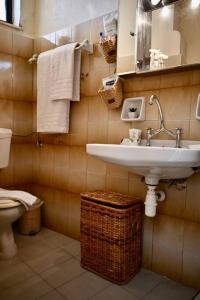 een badkamer met een wastafel en een toilet bij The Teacher's House in Trípi