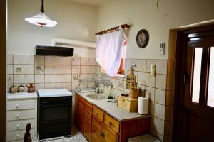 una cocina con fregadero y estufa en The Teacher's House, en Trípi 62 fotos más