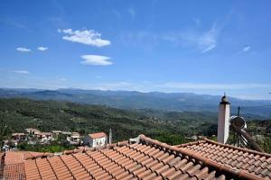 un techo de una casa con vistas a las montañas en The Teacher's House, en Trípi
