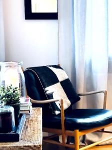 Coin salon dans l'établissement Lovely 2 bedroom apartment with a large own patio