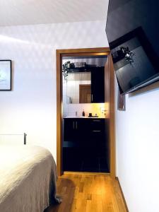 um quarto com uma cama e uma casa de banho com um lavatório em Lovely 2 bedroom apartment with a large own patio em Garðabær