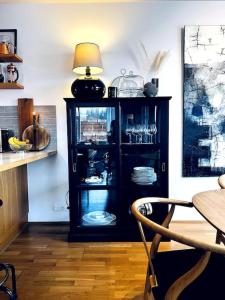um armário preto com pratos na cozinha em Lovely 2 bedroom apartment with a large own patio em Garðabær