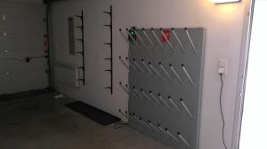 een muur met drie kluisjes in een kamer bij Bora Appartements 1 mit 4 Schlafzimmer in Zell am See