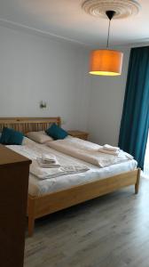 een slaapkamer met een groot bed en blauwe gordijnen bij Bora Appartements 1 mit 4 Schlafzimmer in Zell am See