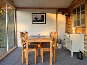 una mesa de madera y sillas en un patio en Ferienhaus in Västerrå mit Garten und Terrasse, 