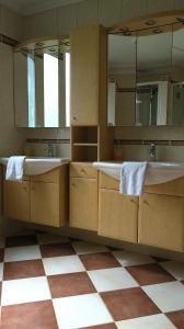 een badkamer met 2 wastafels en 2 spiegels bij Bora Appartements 1 mit 4 Schlafzimmer in Zell am See